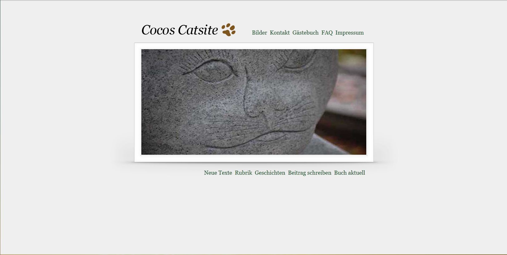 Die Startseite von Cocos Catsite: das Foto einer steinernen Katzenfigur, mittig zwischen zwei Textmenüs