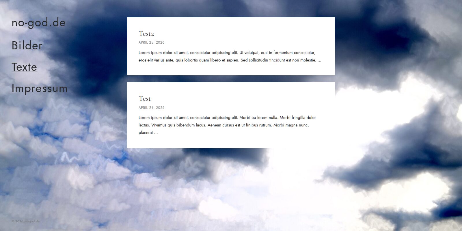 Die Seite Texte: weiße Karten mit Titel, Datum und Textanfang jedes Beitrags vor dem Wolkenhintergrund