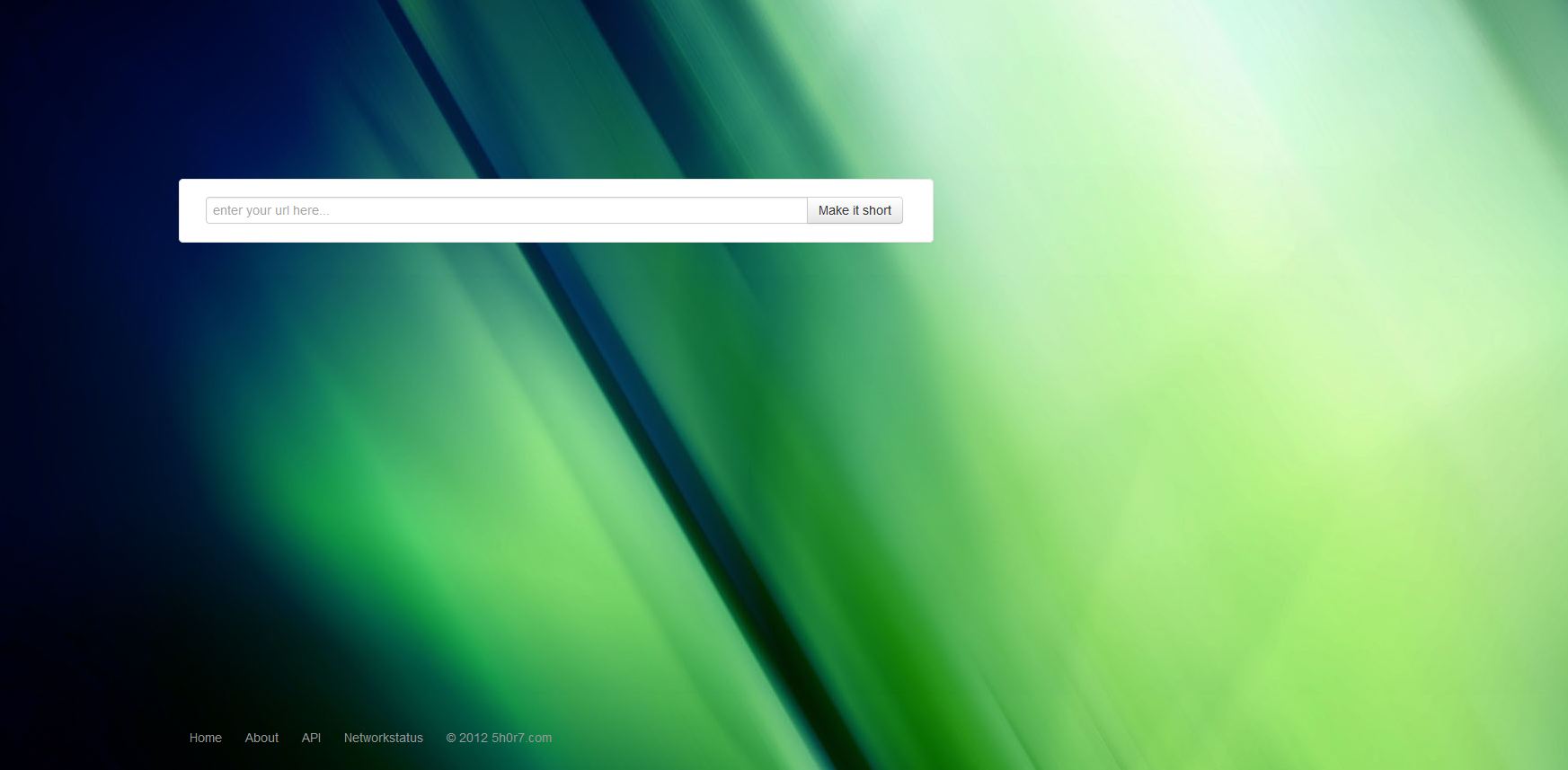Die Startseite von 5h0r7.com: ein einzelnes Feld für die Adresse und eine Schaltfläche „Make it short“ vor einem abstrakten grünen Hintergrund